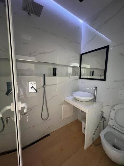 Central Studio Тирана Экстерьер фото